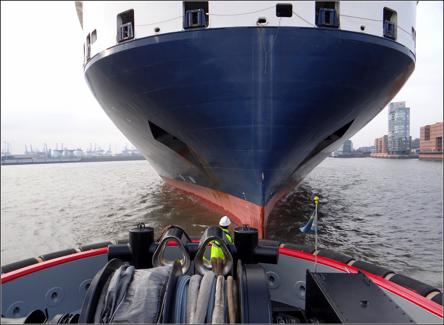 wenn Schlepper und Schiff sich näher kommen.....