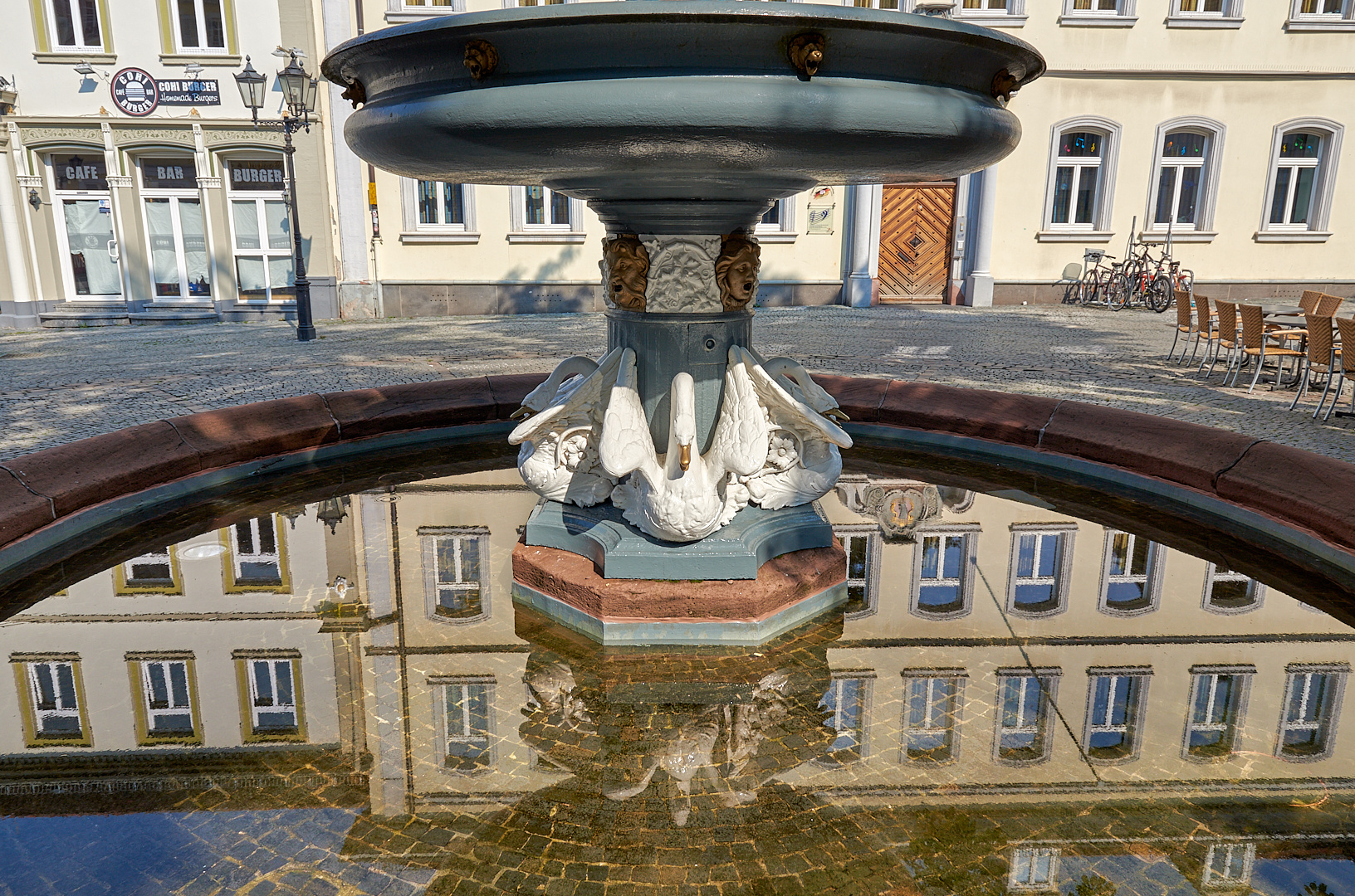 Wenn Schwäne singen, schweigt der Brunnen. 