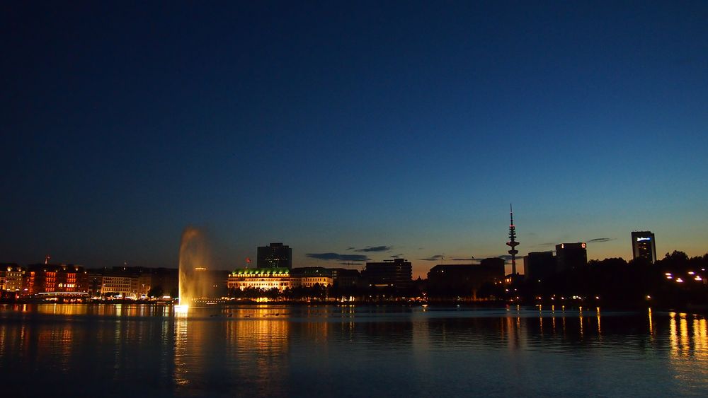 wenn sich der Schatten der Nacht über die Alster legt