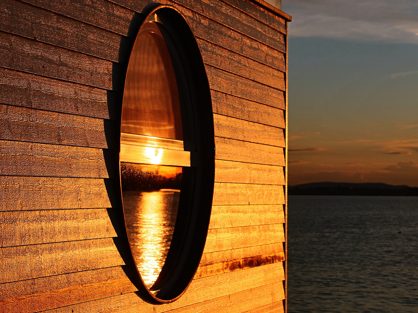 wenn sich die Abendsonne am Bodensee spiegelt