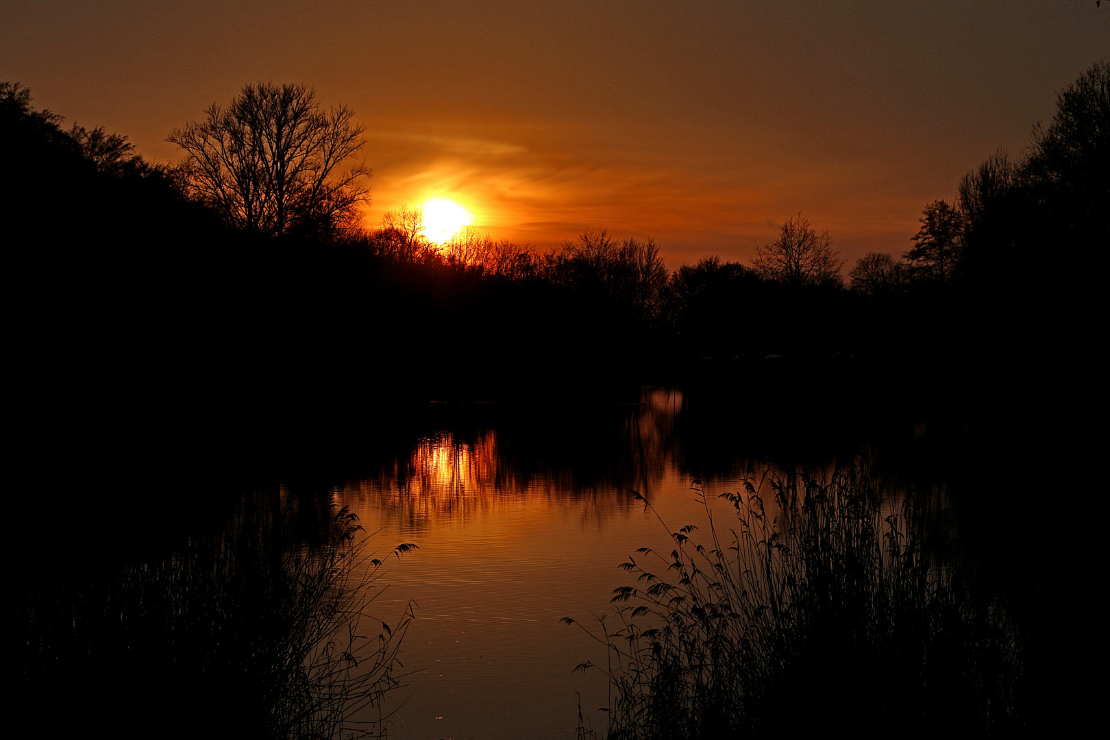 wenn sich die untergehende Sonne im See spiegelt