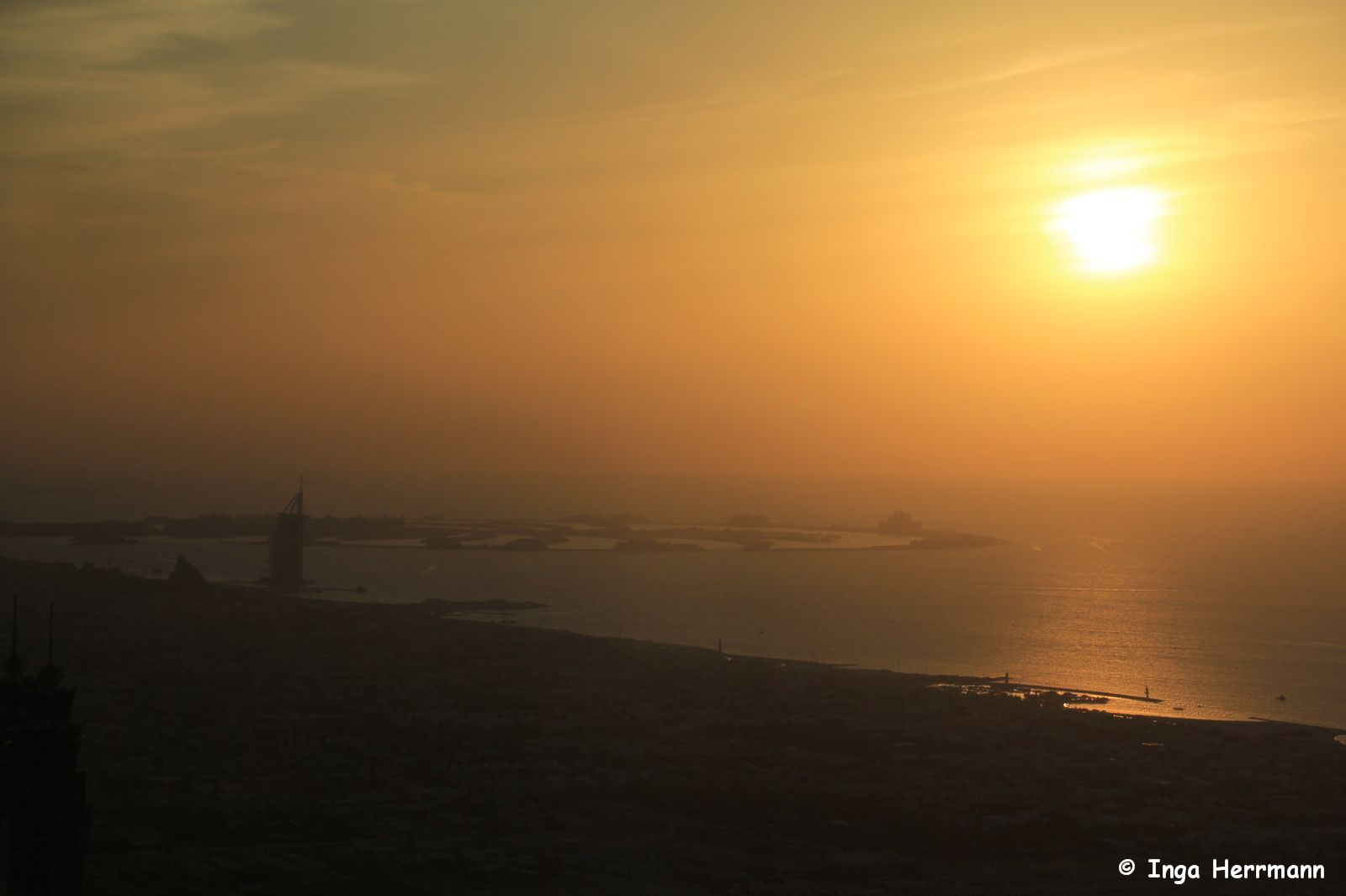 Wenn vor Dubai die rote Sonne im Meer versinkt...