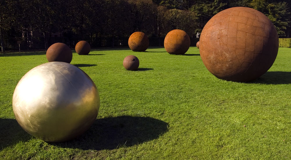 Wer bewegt die Kugeln im Schlossgarten zu Hellbrunn?