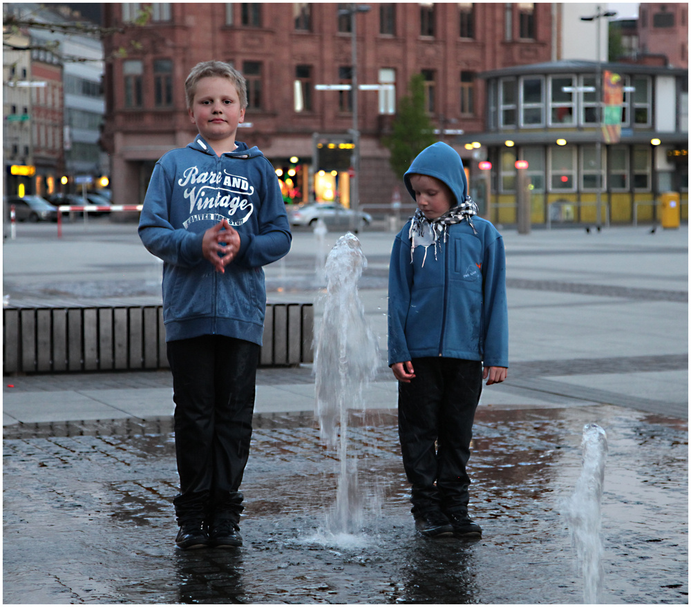 Wer bleibt länger stehen? Bild 1/5 Foto & Bild kinder, kinder im