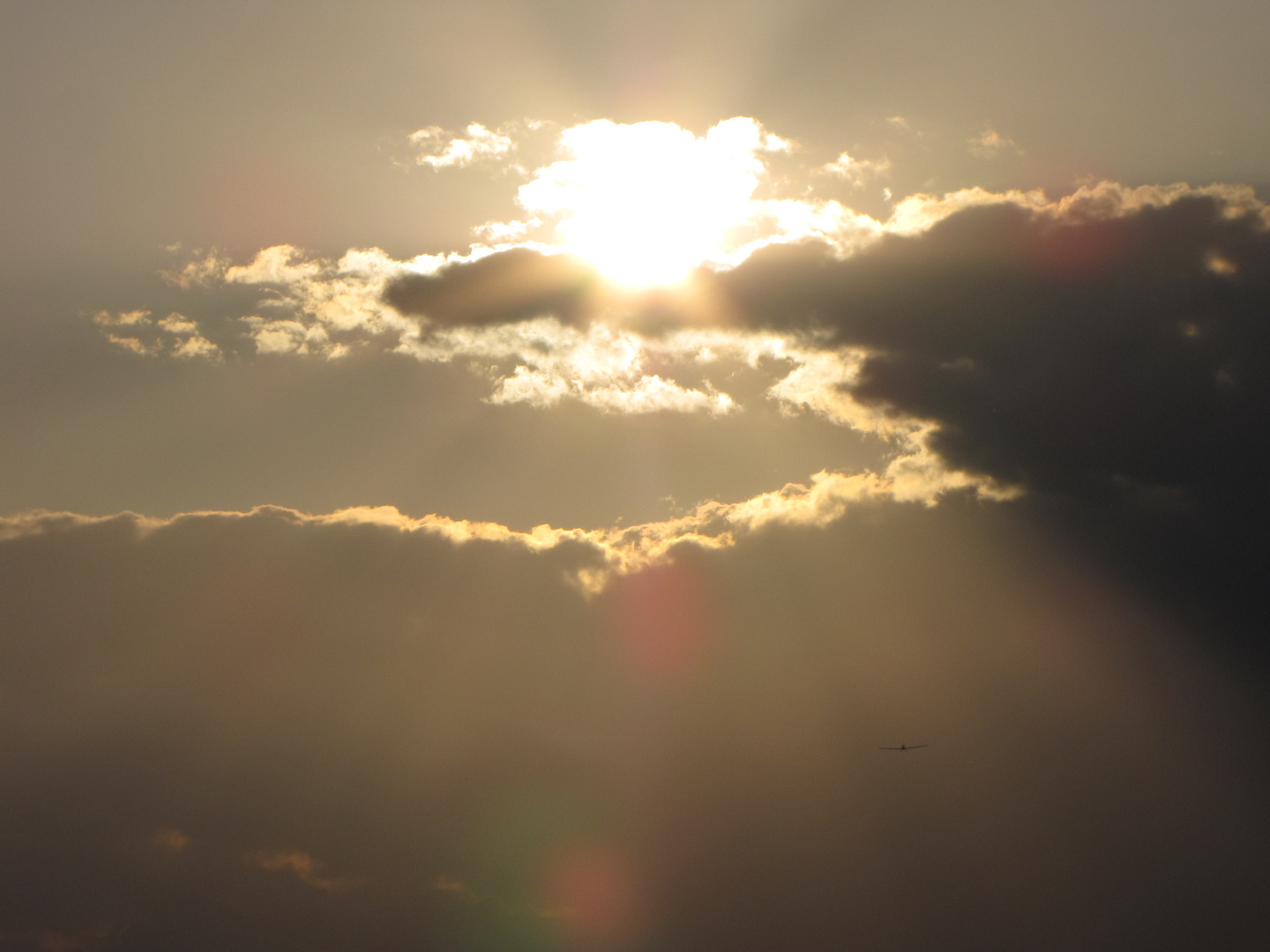 Wer findet das Flugzeug in Sonnenuntergang?