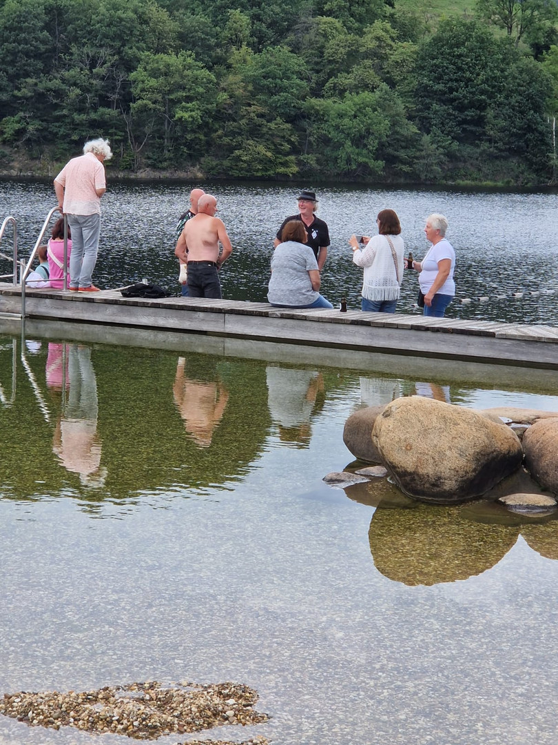 Wer geht ins Wasser, wer hat Mut?