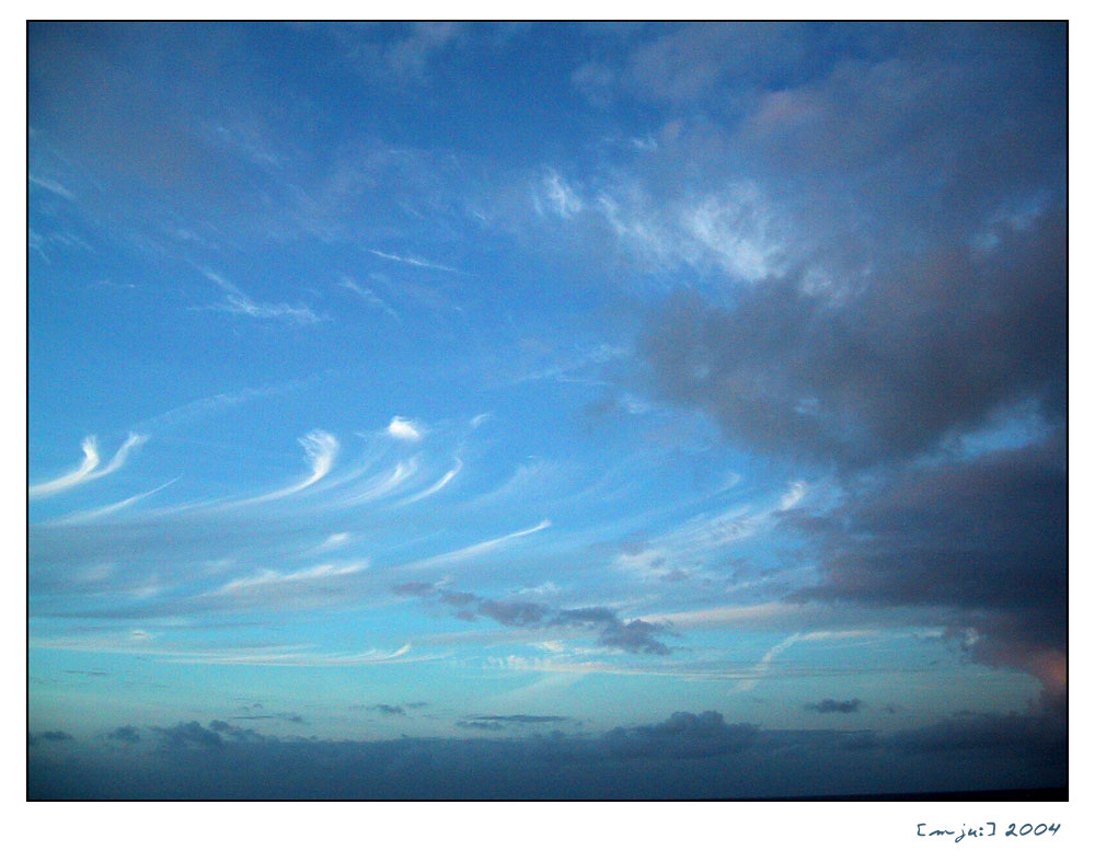 Wer hat hier Wolkenstriche an den Himmel gemalt?