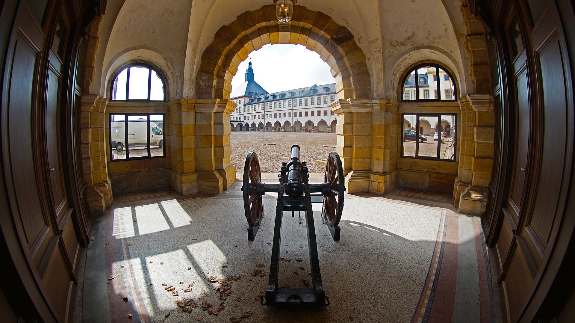 Wer im Glashaus sitzt, soll nicht mit Spatzen auf Kanonen schießen... oder so ähnlich ;-)