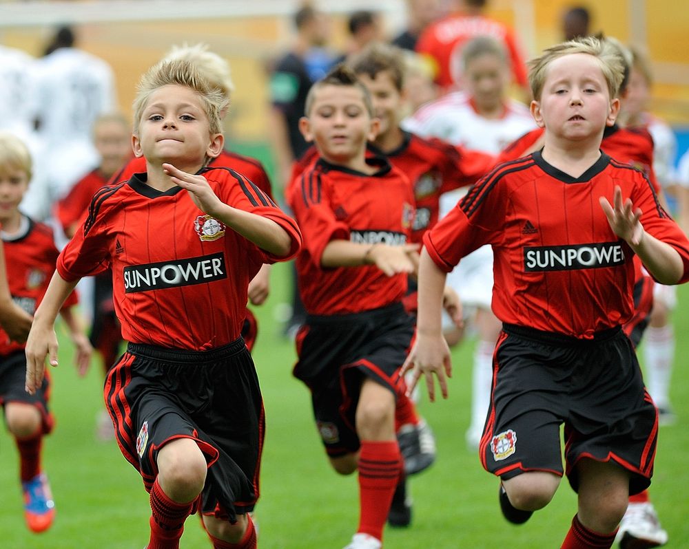 Wer ist schneller vom Feld? Die Fußball-Einlaufkinder