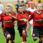 Wer ist schneller vom Feld? Die Fußball-Einlaufkinder