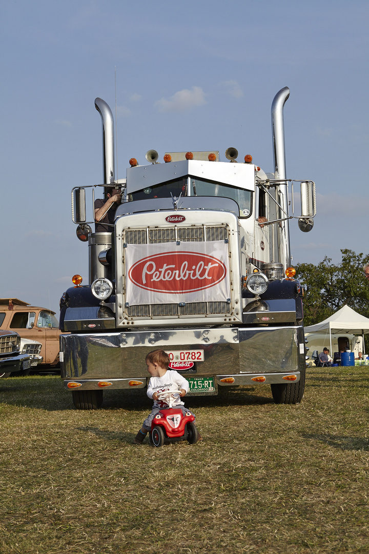 Wer ist wohl der Stärkere, Truck gegen Bobbycar