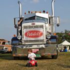 Wer ist wohl der Stärkere, Truck gegen Bobbycar