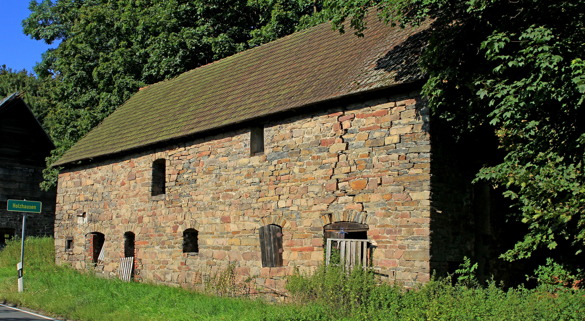 Wer kennt auch dieses Gebäude in Laasphe-Holzhausen (Bushaltestelle Keller)? 