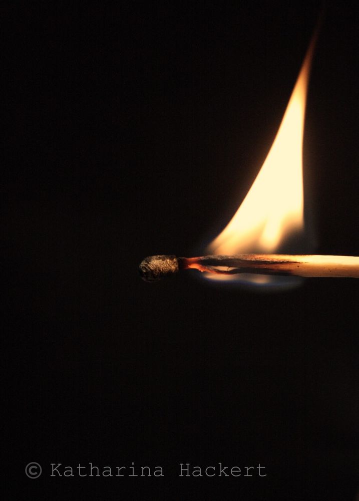 Download Wer mit dem feuer spielt Desktop Wallpaper Free