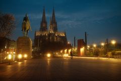Wer reitet so spät durch Nacht und Wind, zum Dom von Kölle hin geschwind?
