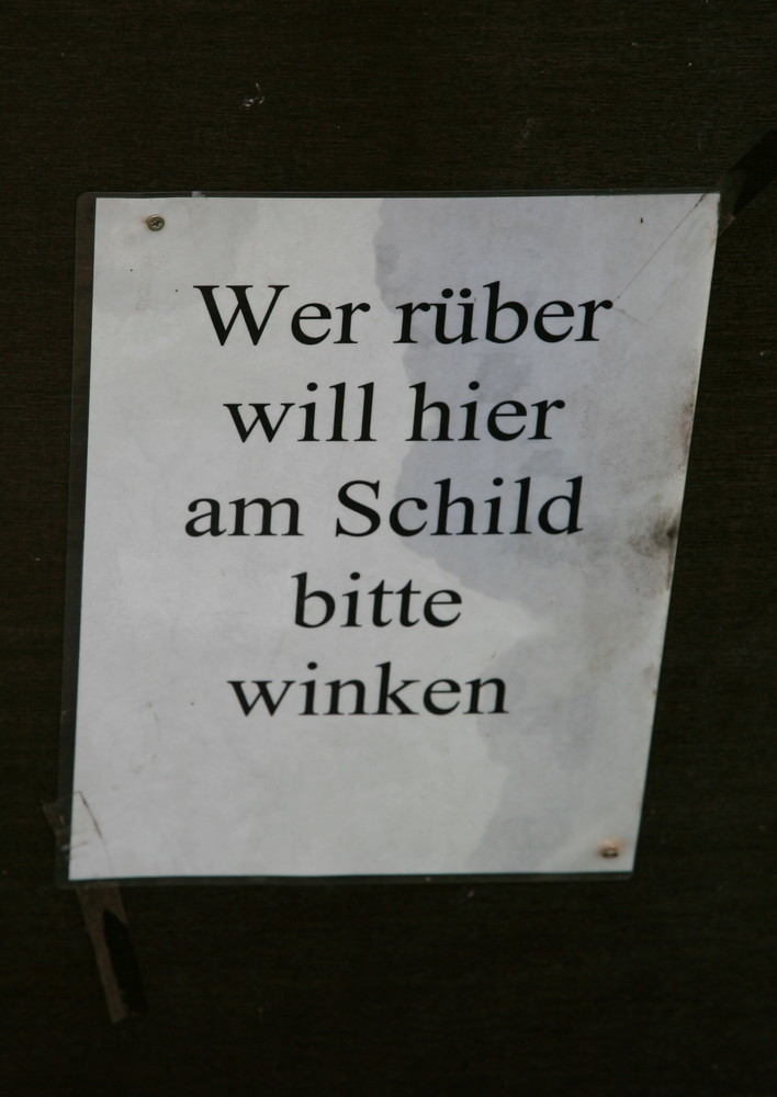 Wer rüber will hier am Schild bitte winken