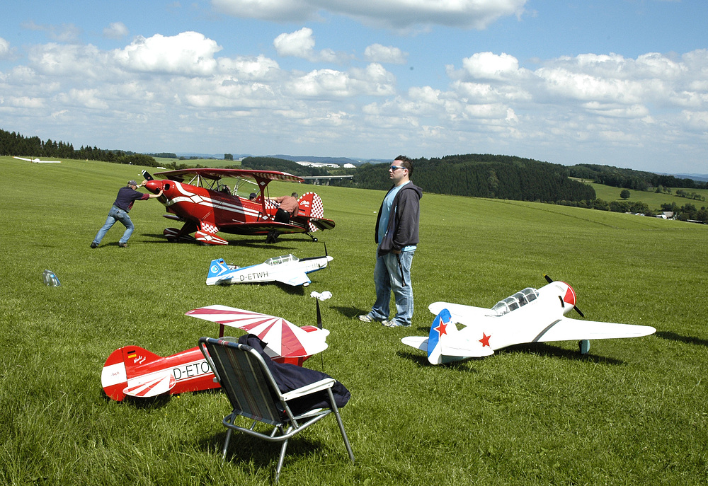 Wer sein Flugzeug liebt - der schiebt..