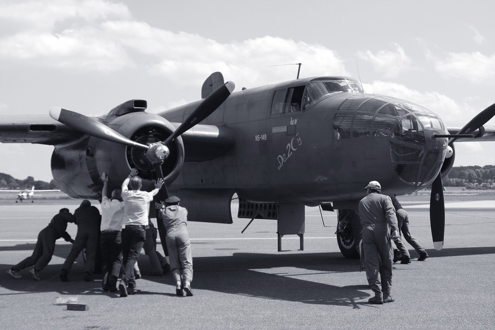 wer sein flugzeug liebt - der schiebt