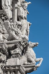 Wer sich an die Kirche lehnt, dem fällt leicht ein Götze auf den Kopf. Deutsches Sprichwort