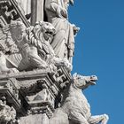 Wer sich an die Kirche lehnt, dem fällt leicht ein Götze auf den Kopf. Deutsches Sprichwort