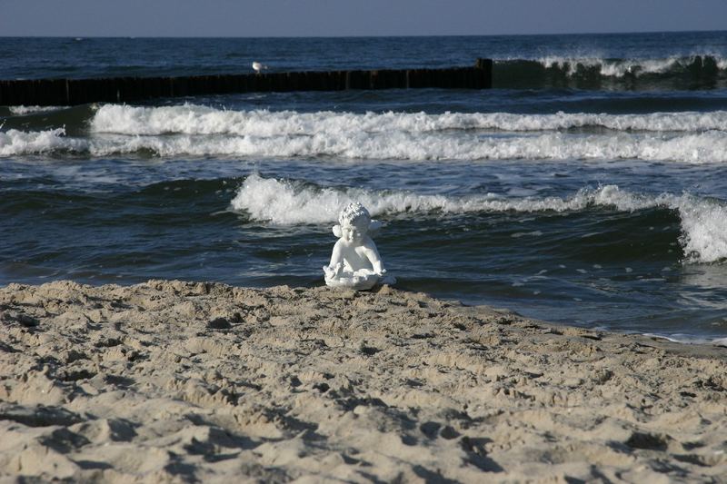 Wer sitzt denn da am Meeresstrand?