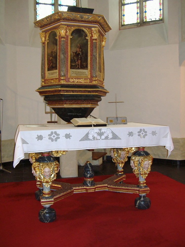 Wer weiß in welchem Ort dieser Altar und die Kanzel steht ?