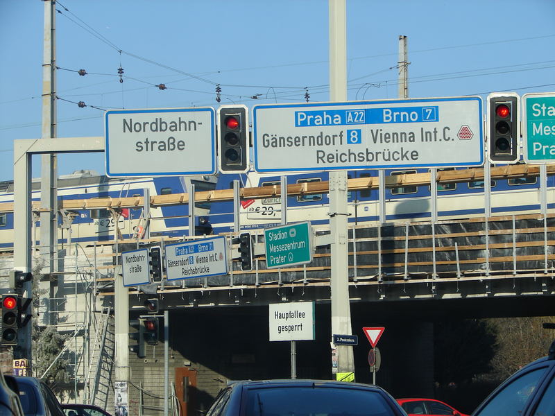 Wer wien kennt, kennt auch den praterstern hier ein hinweisschild neben dem anderen