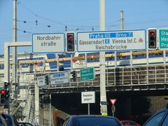 Wer wien kennt, kennt auch den praterstern hier ein hinweisschild neben dem anderen