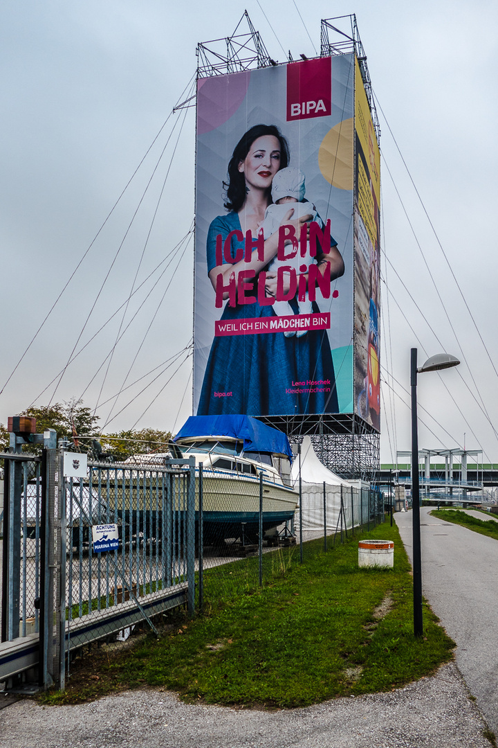 Werbung an der Donauuferbahn!