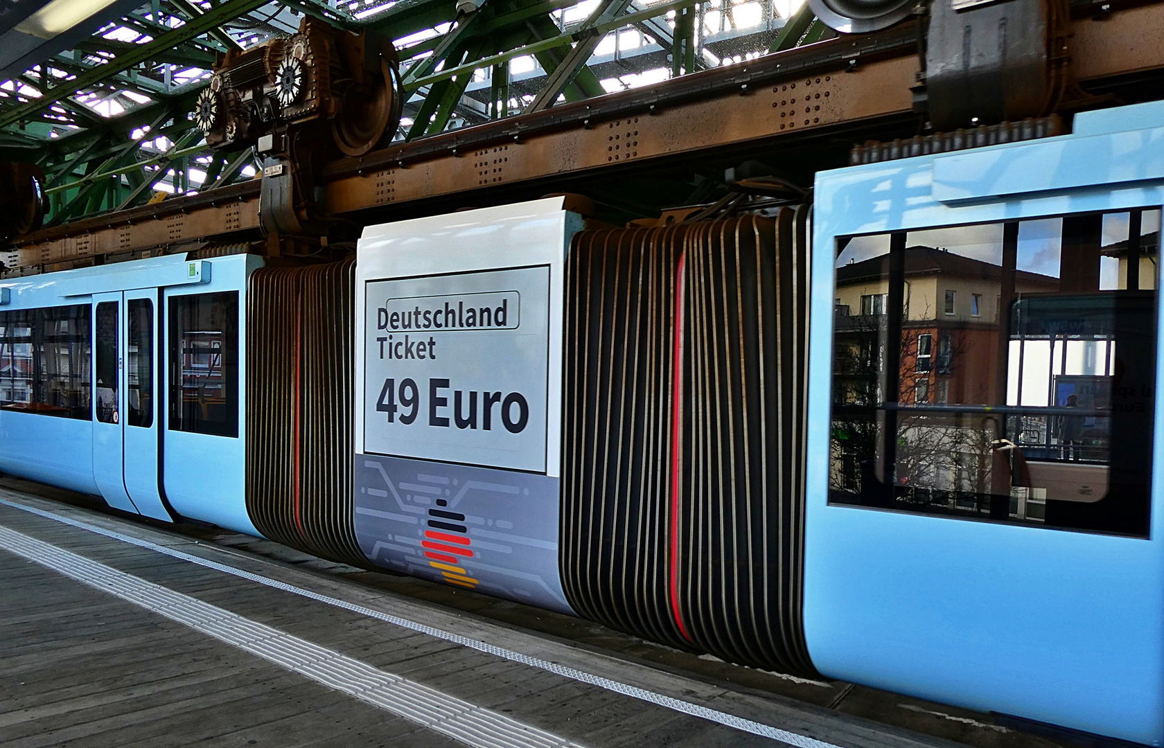 Werbung an der Schwebebahn