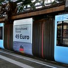 Werbung an der Schwebebahn