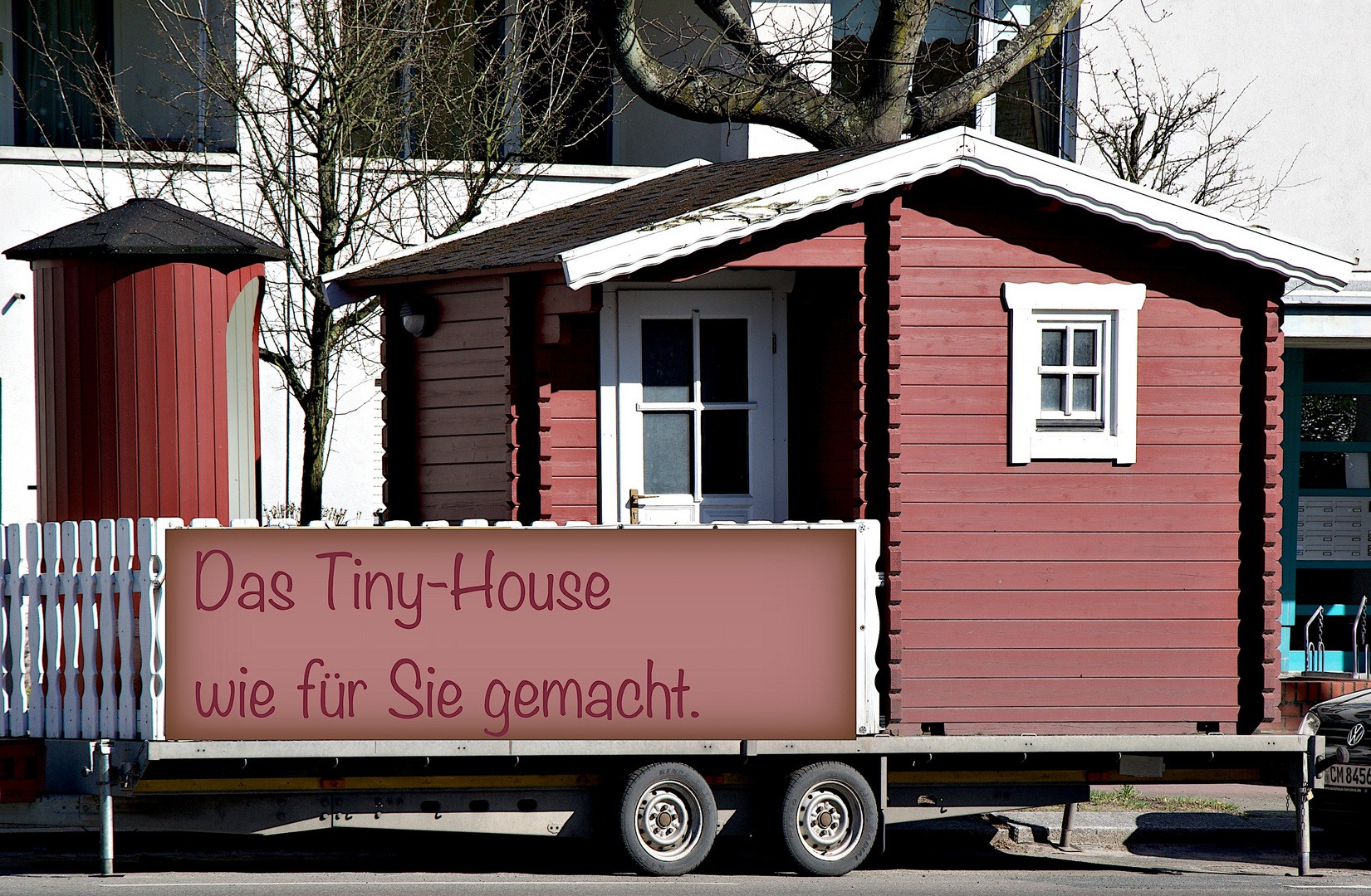 Werbung für ein Tiny-House mit rundem Außen-WC. ;-))