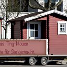 Werbung für ein Tiny-House mit rundem Außen-WC. ;-))