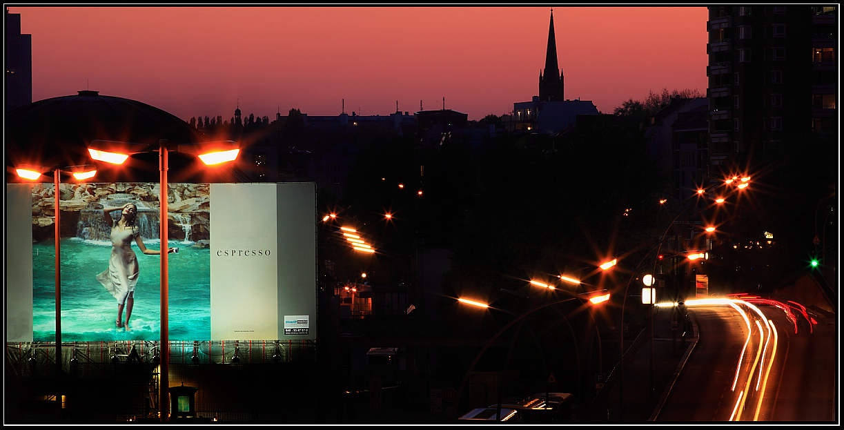 Werbung im Kunstlicht an den Landungsbrücken