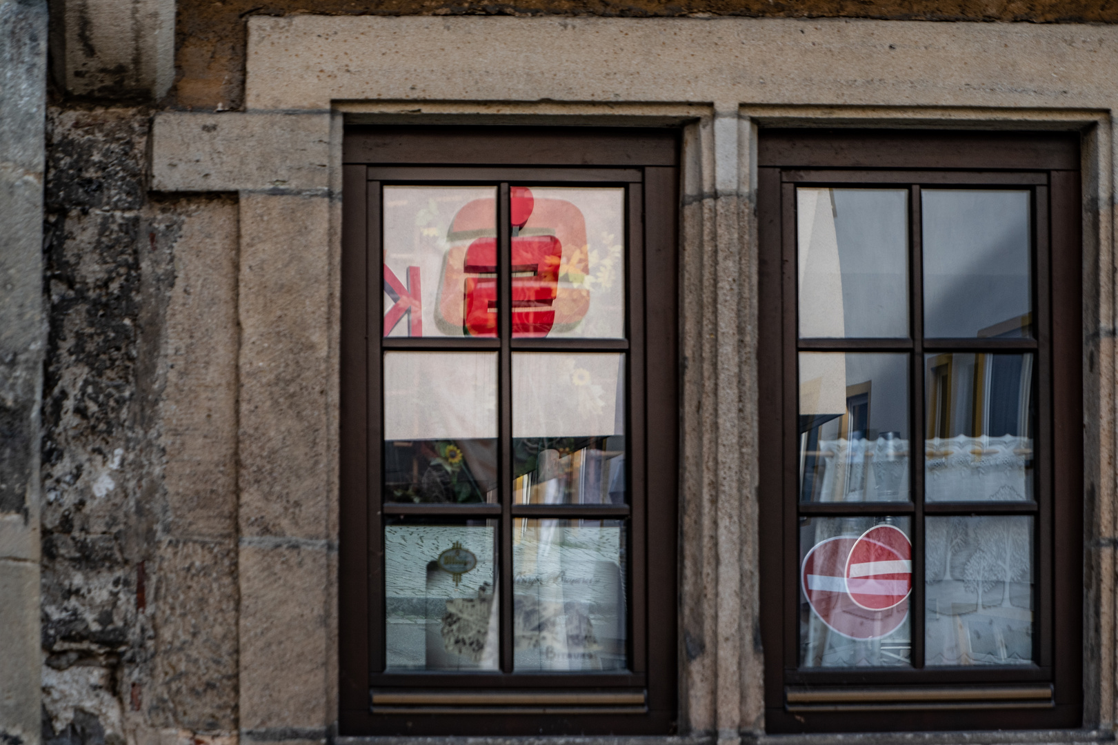 Werbung in der Fensterscheibe