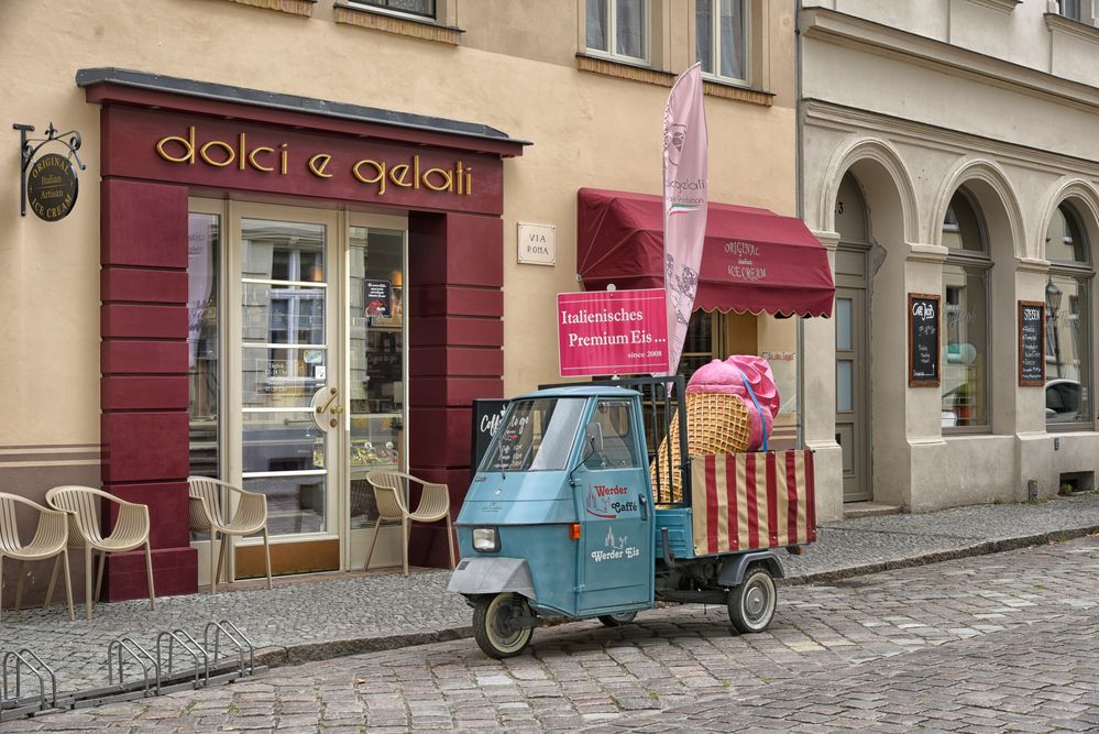 Werder nostalgische Altstadt - Piaggios Pritschenwagen