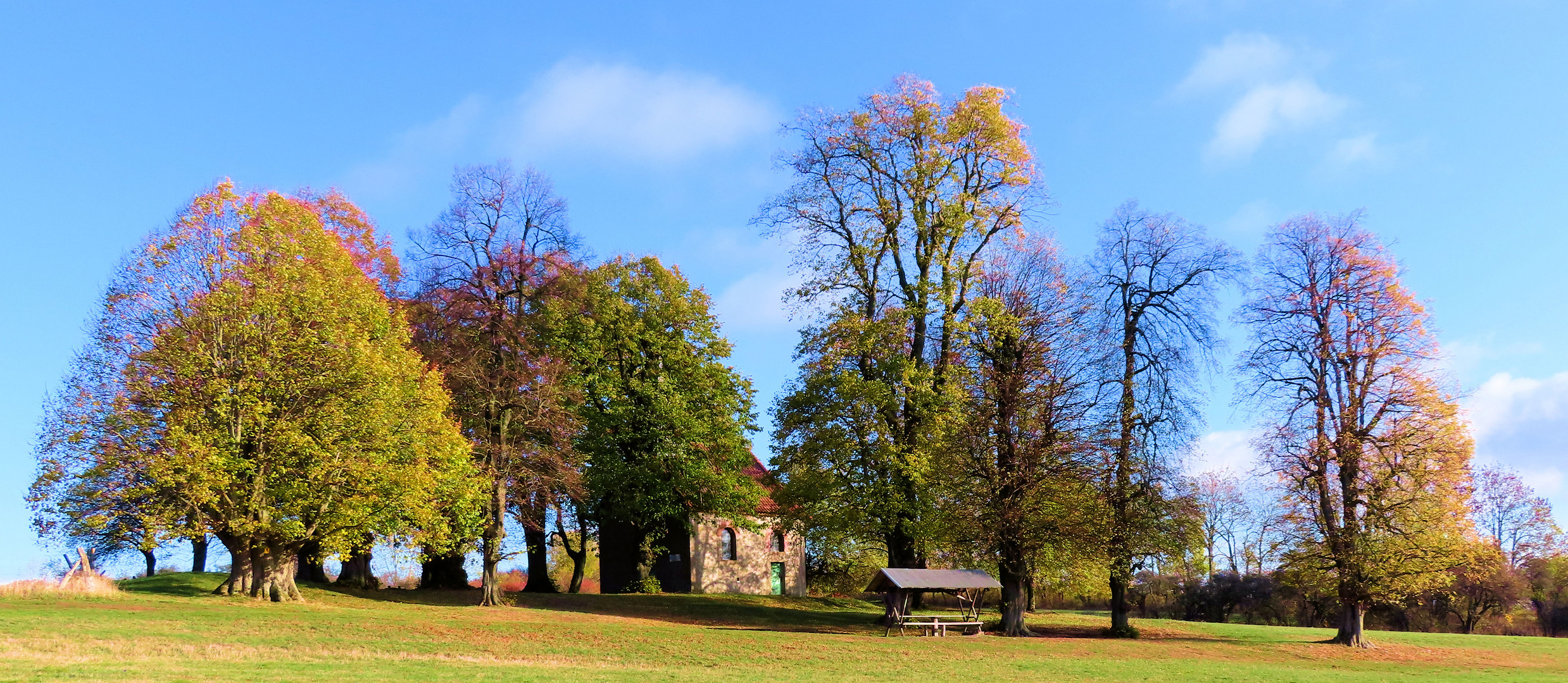 Werdigeshäuser Kirche im Herbst 2018