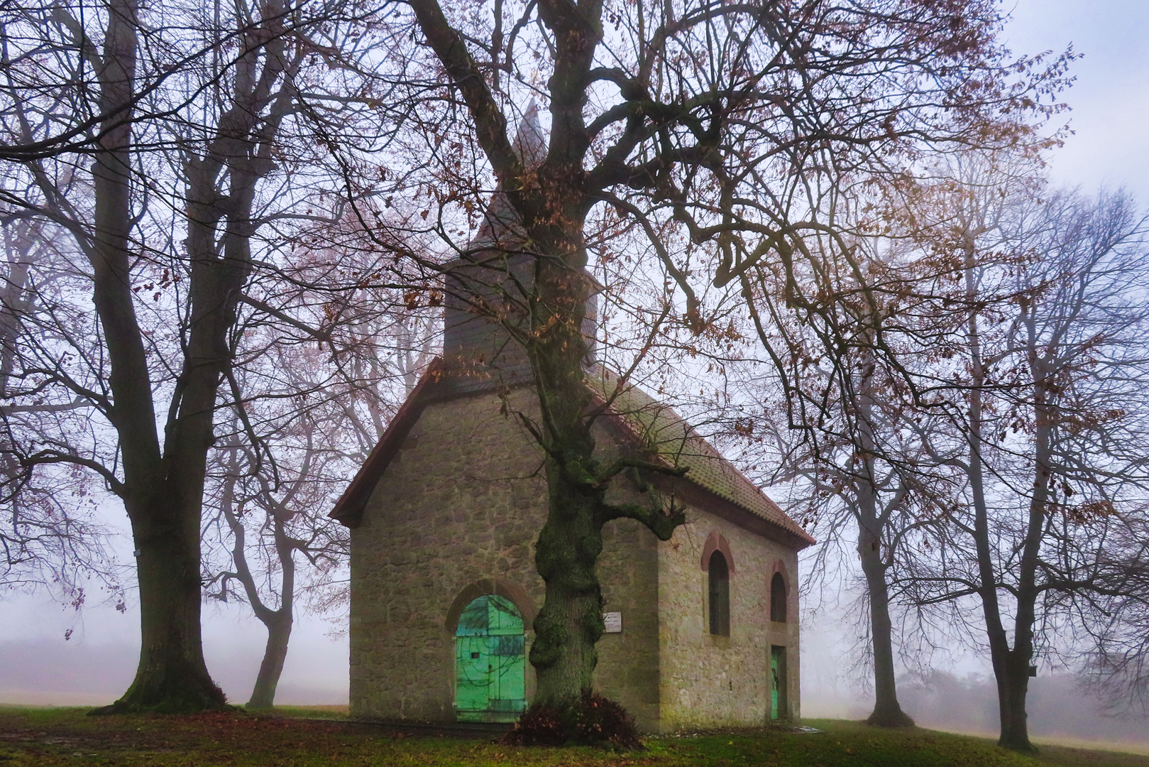 Werdigeshäuser Kirche im herbstlichen Morgennebel