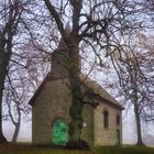 Werdigeshäuser Kirche im herbstlichen Morgennebel