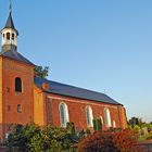 Werdumer Warftkirche in tiefstehender Abendsonne