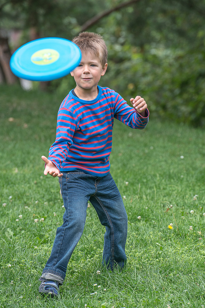 Werfen und Fangen mit der Frisbee Scheibe