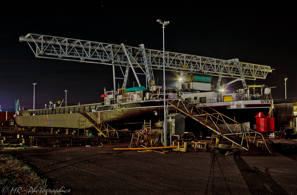 Werft bei Nacht