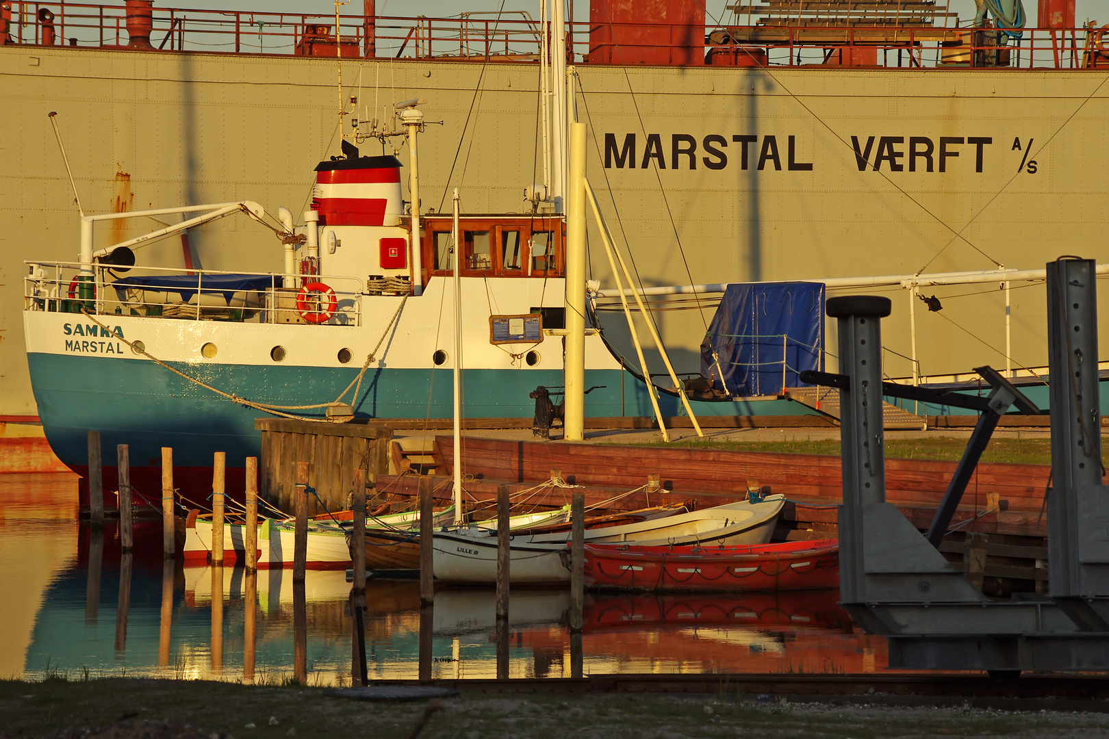 Werft in der Abenddämmerung