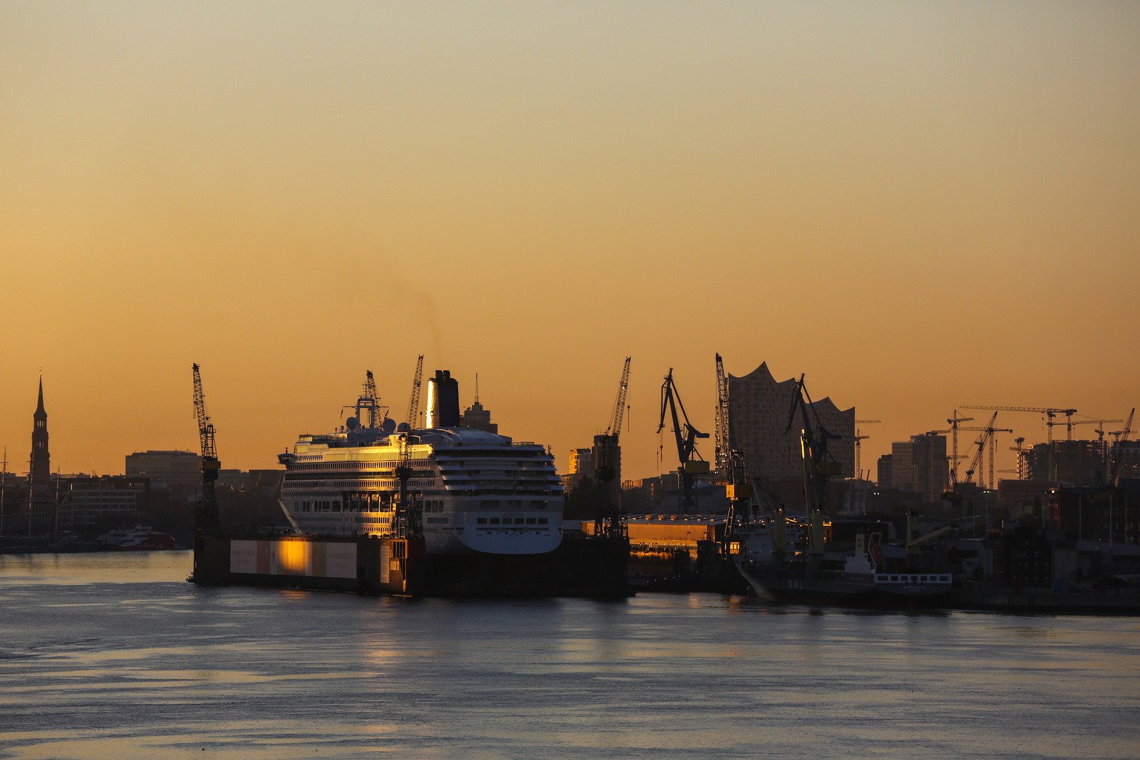 Werft und Elphi bei Sonnenaufgang