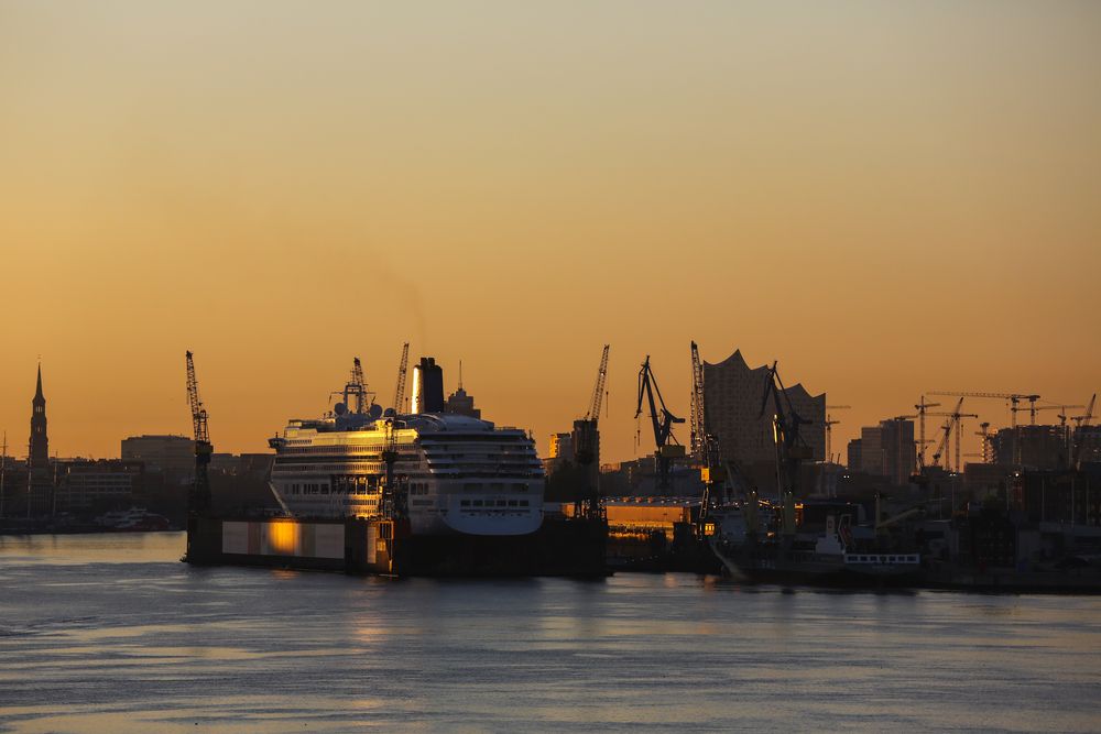 Werft und Elphi bei Sonnenaufgang