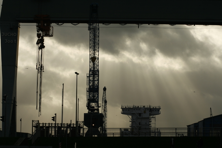 Werft und Wolken