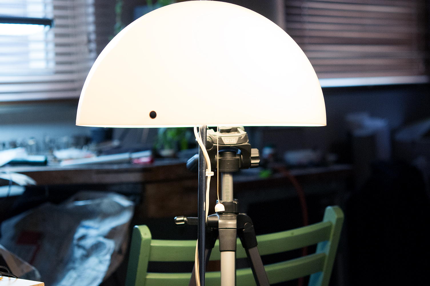 Werkbrett und Lampe