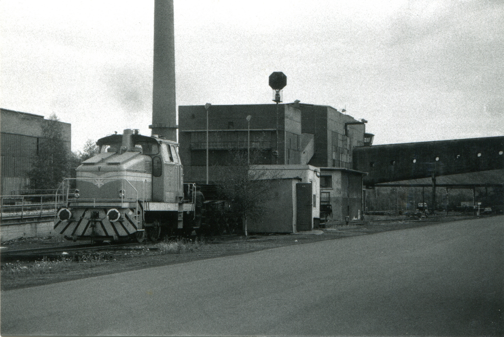 Werklok mit Tieflader am Ablaufberg