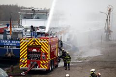 Werksfeuerwehr (Löschkanone) der Firma Rhodia im Einsatz