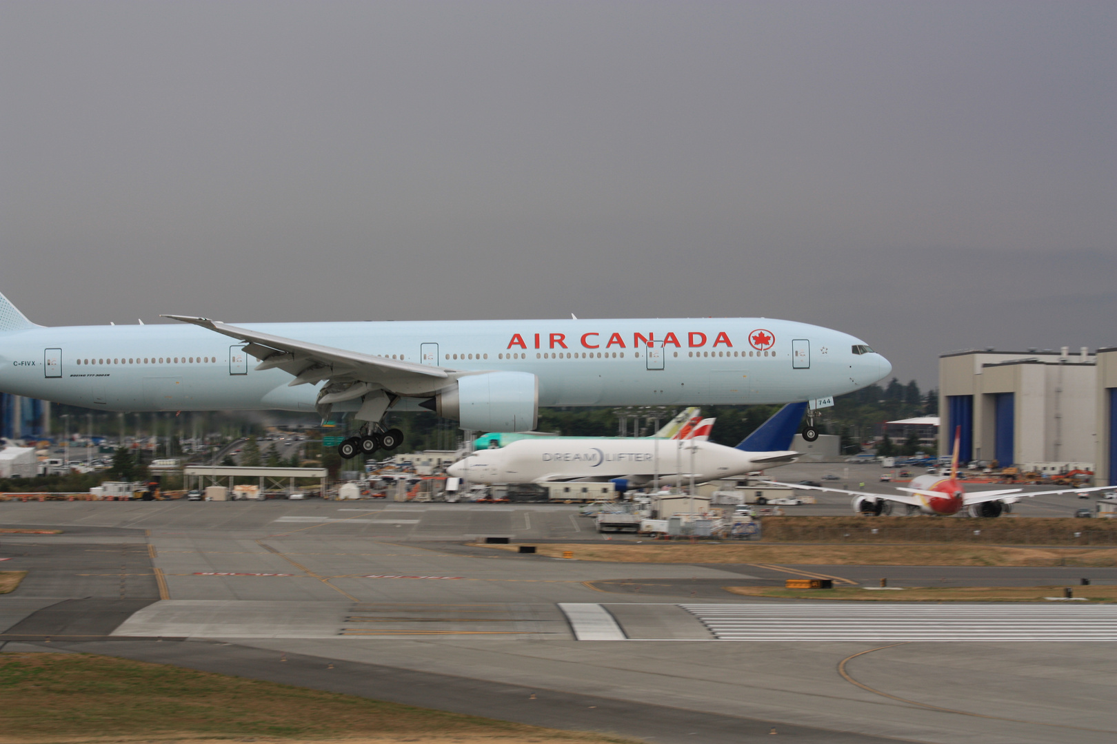 Werkshalle und Testflug Landebahn bei Boeing in Everett